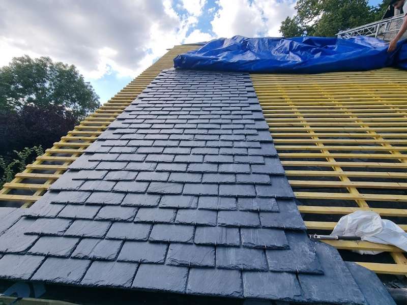 découvrez le coût de rénovation d'une toiture par mètre carré : estimations, conseils pour budgétiser vos travaux et comparer les prix selon les matériaux choisis.