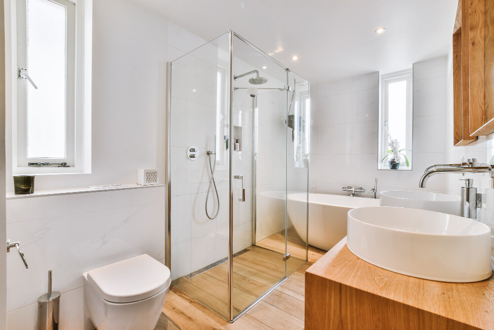 découvrez les coûts de rénovation au m2 pour une salle de bain en 2024. estimez votre budget selon les matériaux, la superficie et les prestataires.
